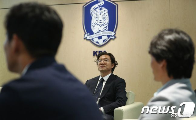 出差被两男同事玩到吹潮